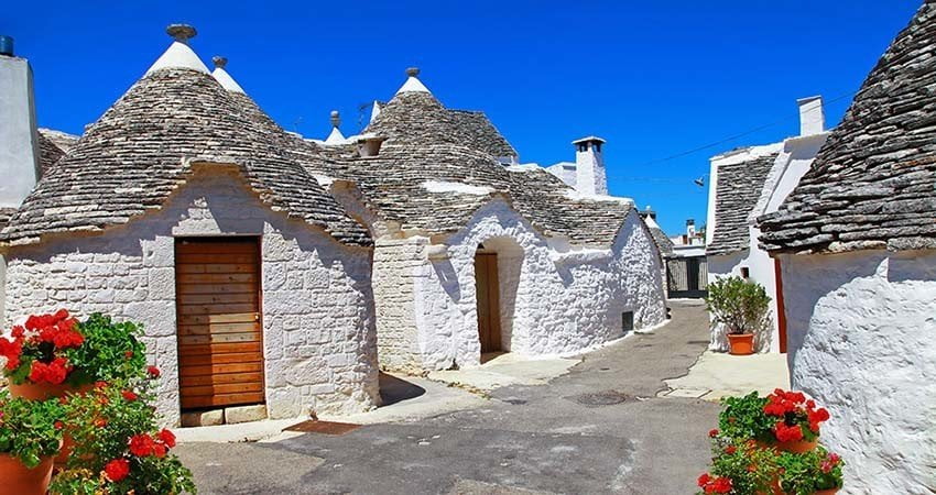 zbor ieftin, vacanta ieftina, travelator.ro, city break, trulli, alberobello, italia,travelator.ro